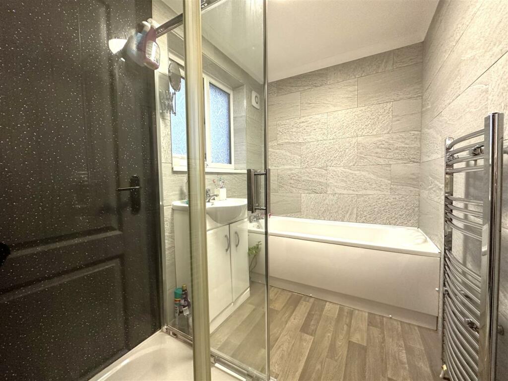 Four-Piece Family Bathroom 826