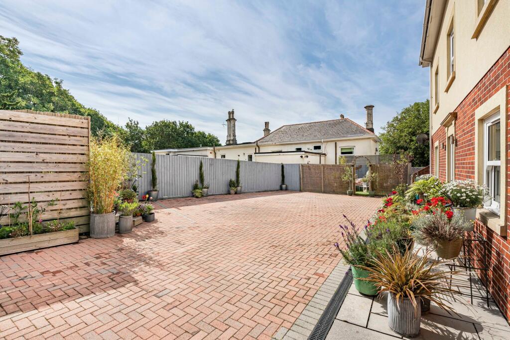 Parking for 3 vehicles