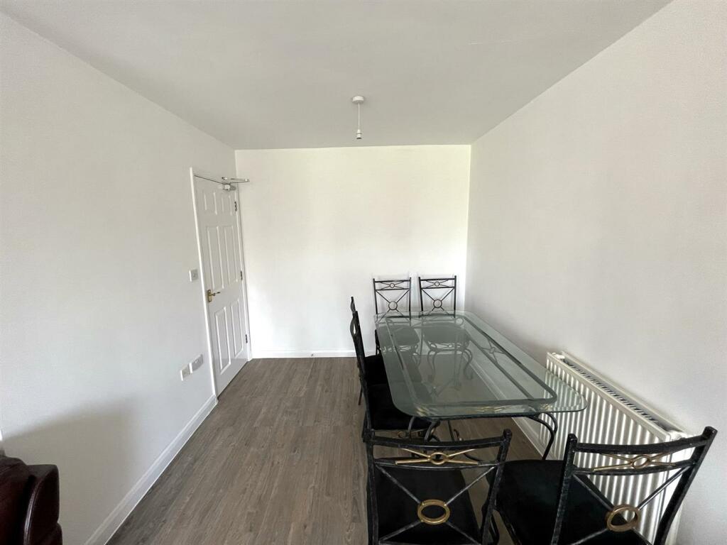 Rodyard Way, Parkside Dining Area.