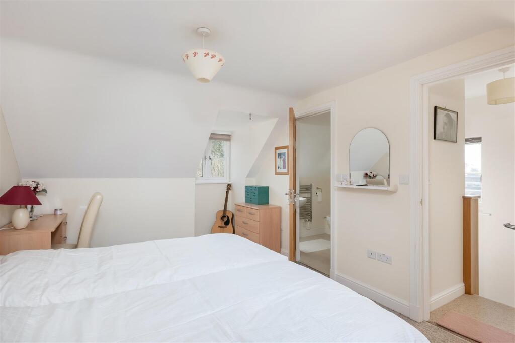 8 Foxfield Court-12.jpg