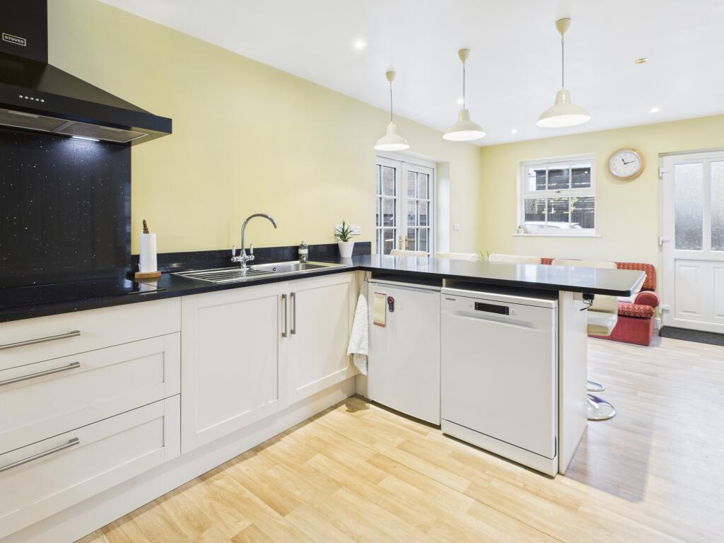 CAM02519G0-PR0330-STILL022