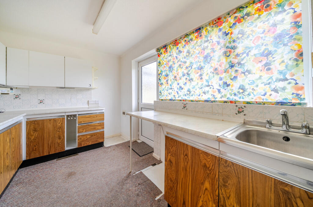 1370550-8-68f8e76...