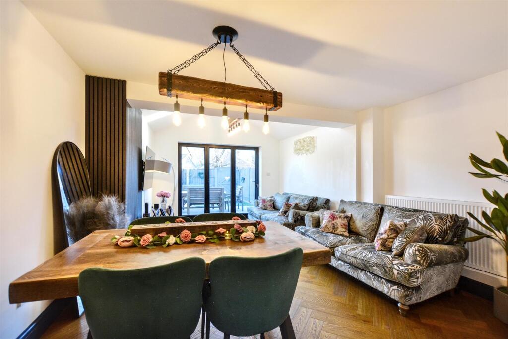 Lounge/Dining Room