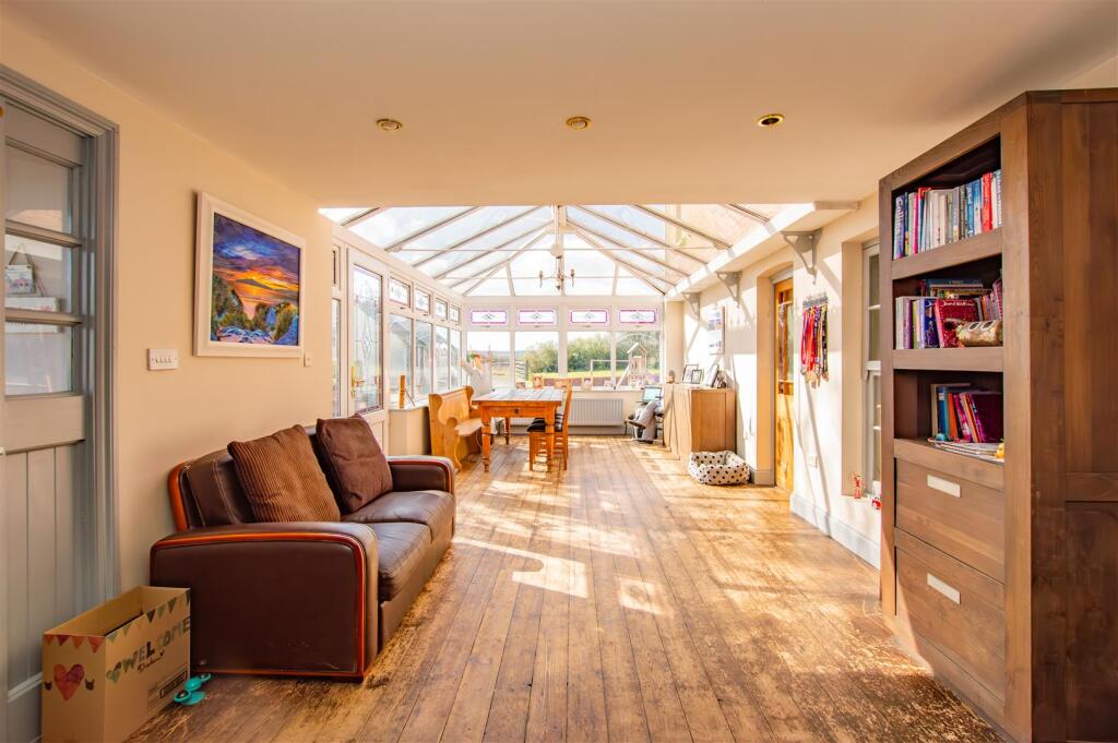 Sunroom/dining area