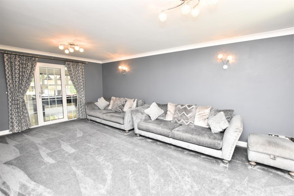 FRONT LOUNGE