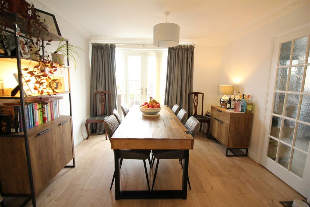 Lounge/Dining Room