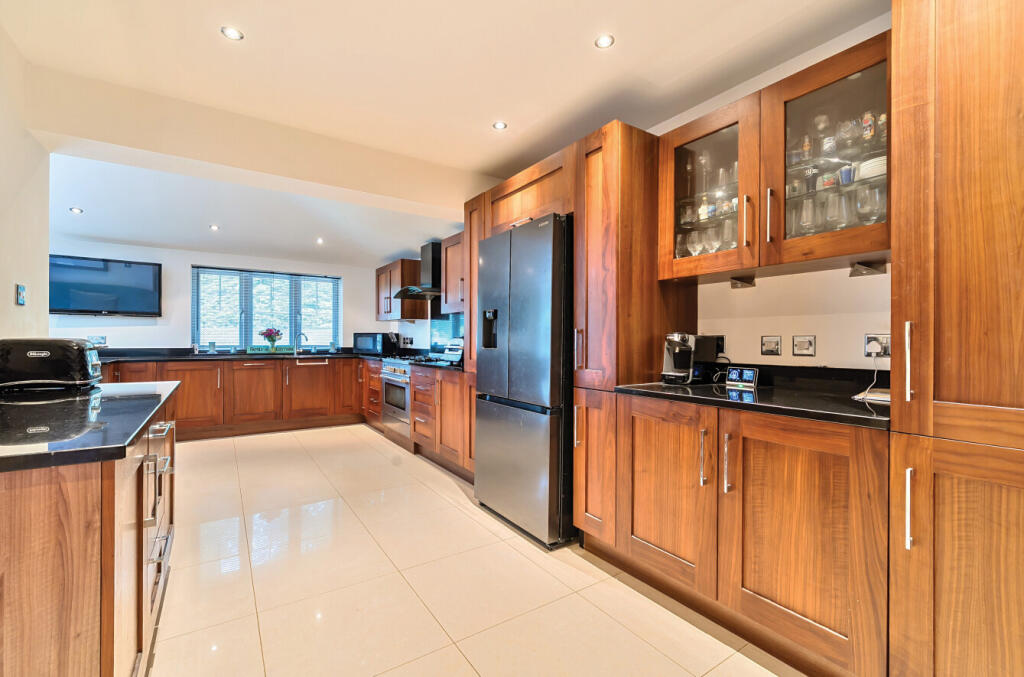 1305600-5-684954b...