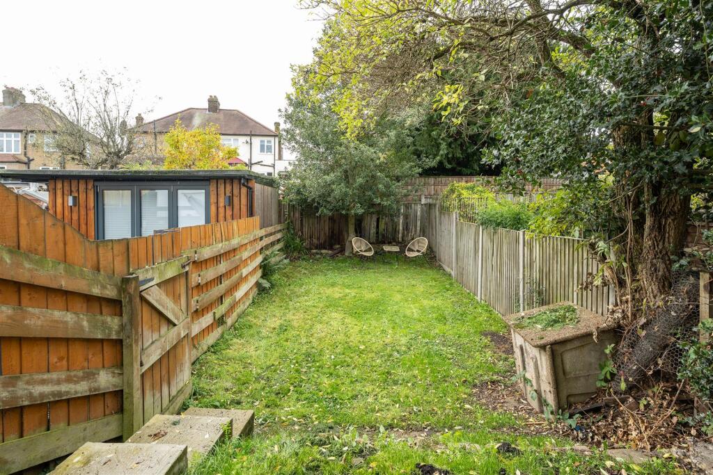 Onslow Gardens, E18