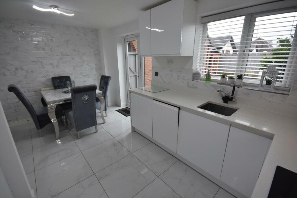 KITCHEN/DINING AREA