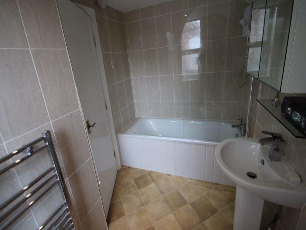 Well-presented bathroom with a full-size bathtu...