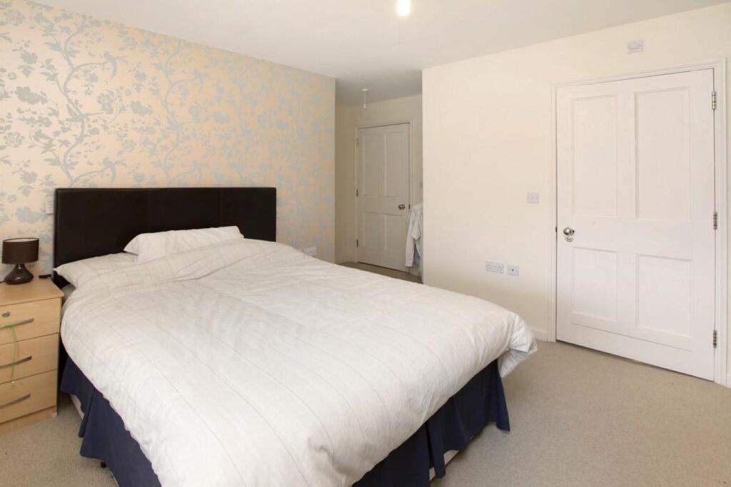 Bedroom v1 (Large).jpg
