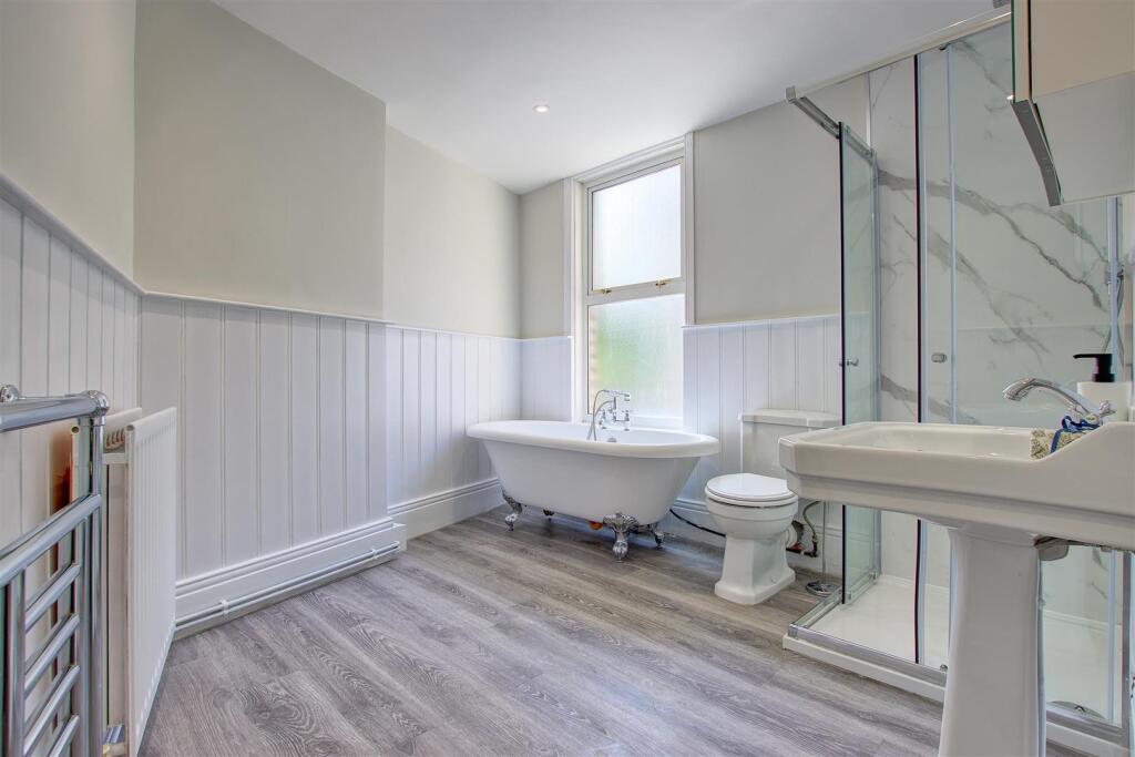Bathroom 1.jpg