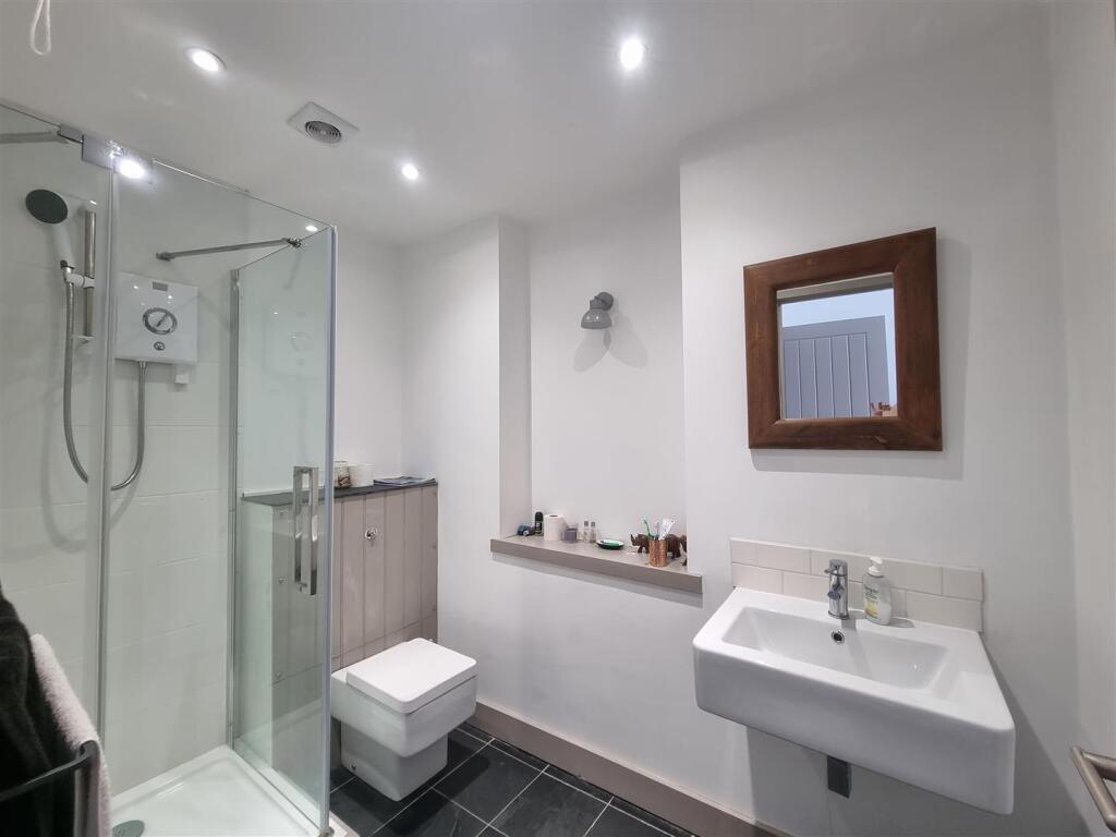 EN-SUITE 1.jpg
