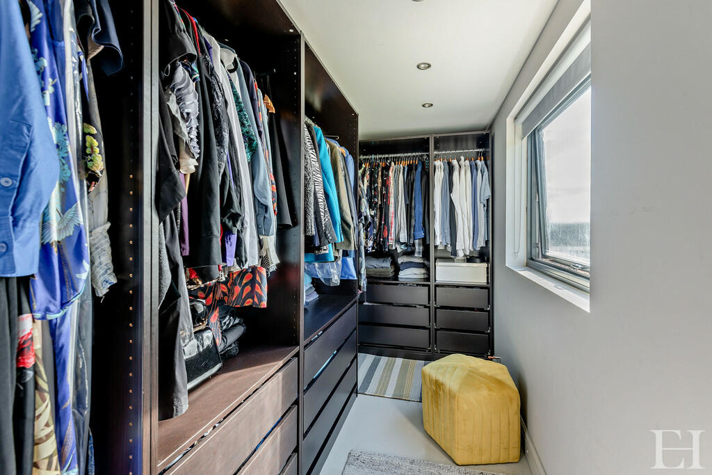 8614765-interiorW...