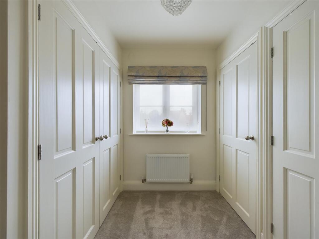 WALK-IN DRESSING ROOM