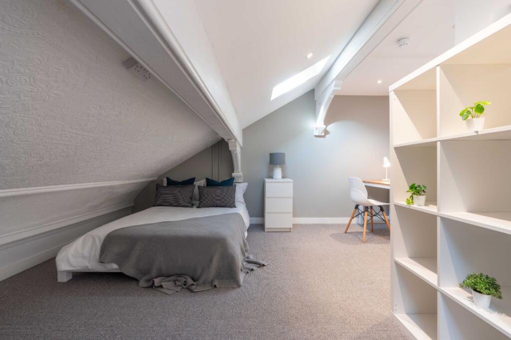 Flat E Portland Road