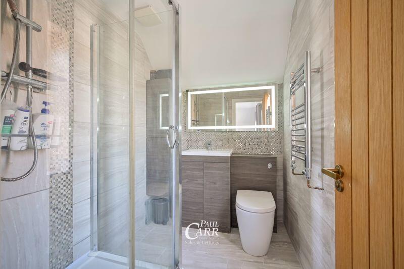 Master En-Suite Bathroom