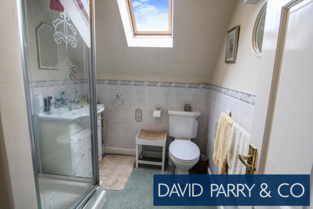 Modern detached 4 bed house with garden