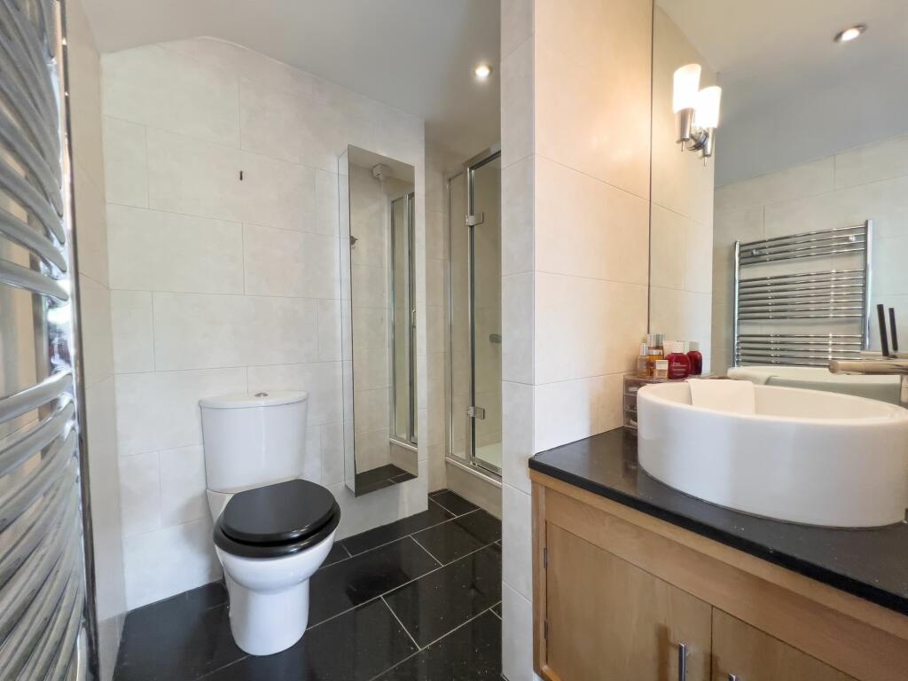 EN-SUITE SHOWER ROOM