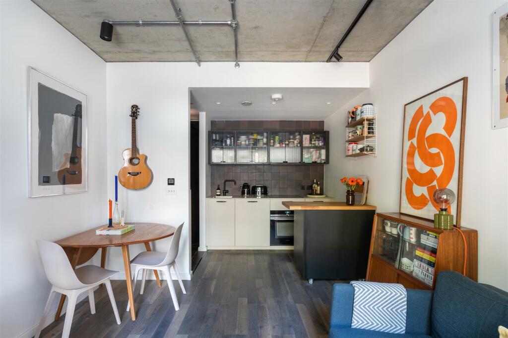 Flat 2 West Apartments, 50 Lawrence Road-05.jpg