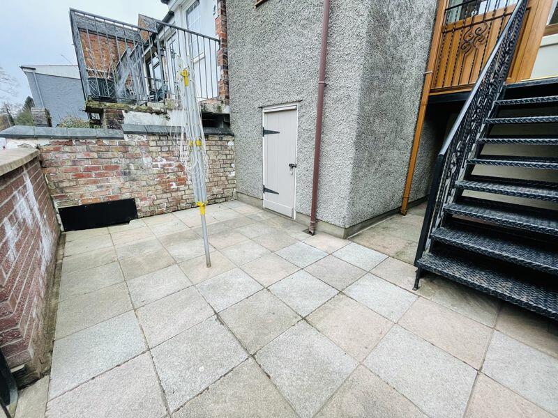Rear enclosed yard