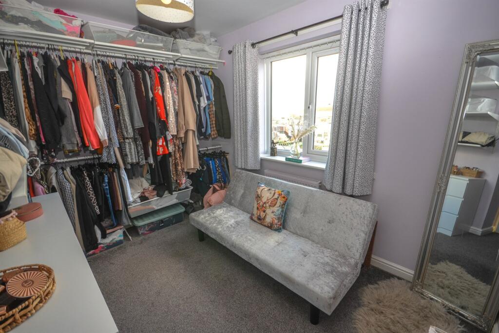 Bedroom Two / Dressi