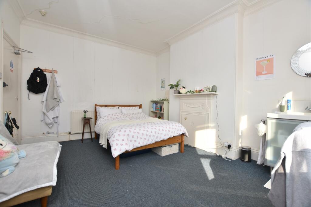 Room 6 (2)