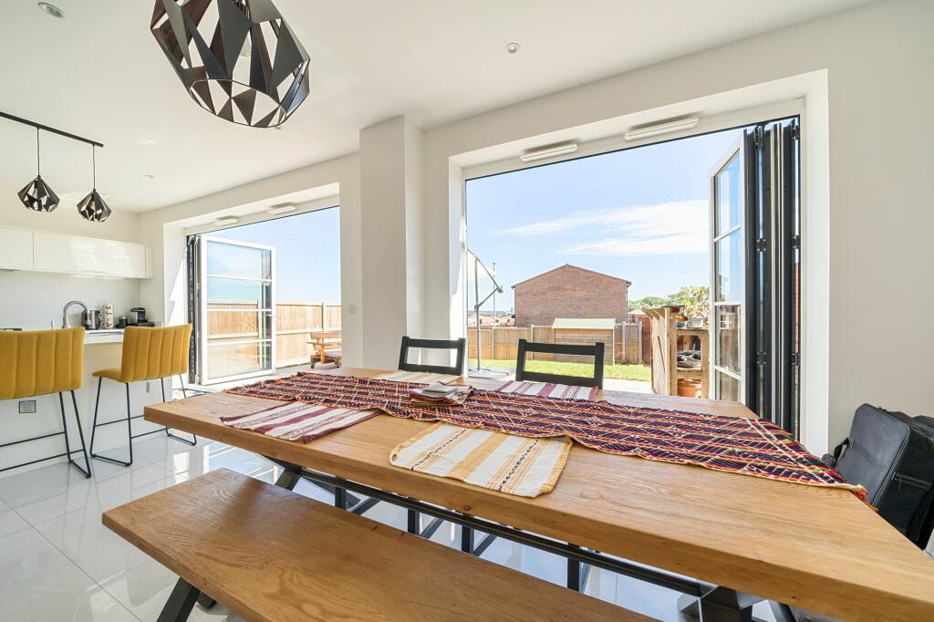 Kitchen/Dining Room (5)