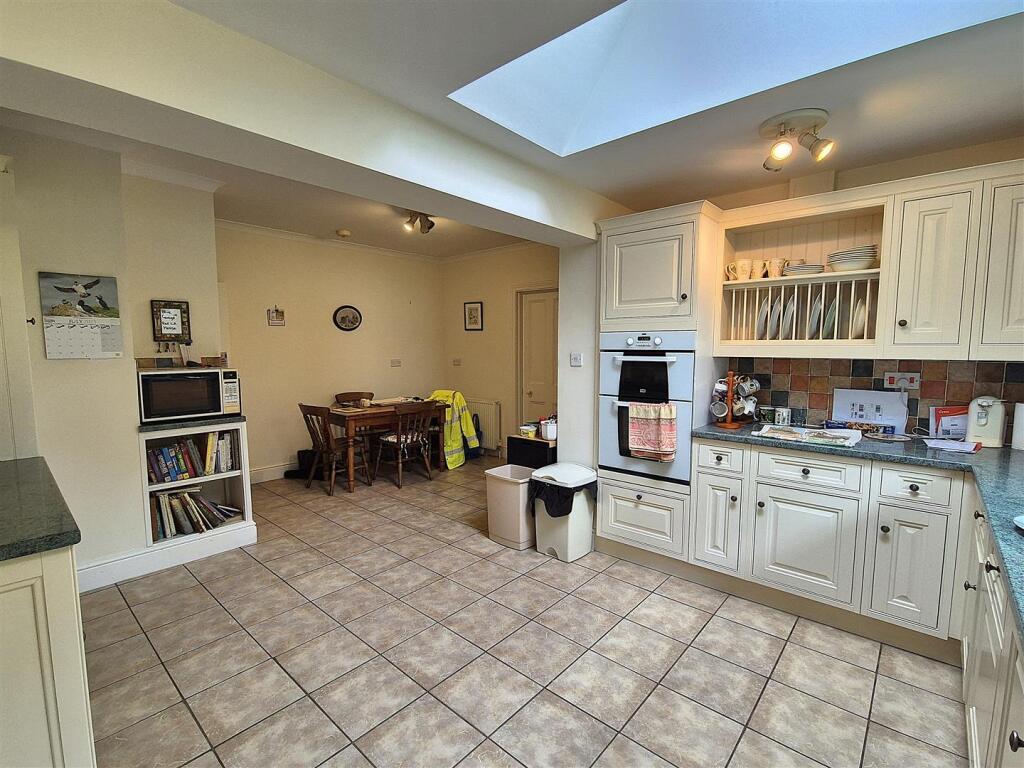 Kitchen breakfast room.jpg