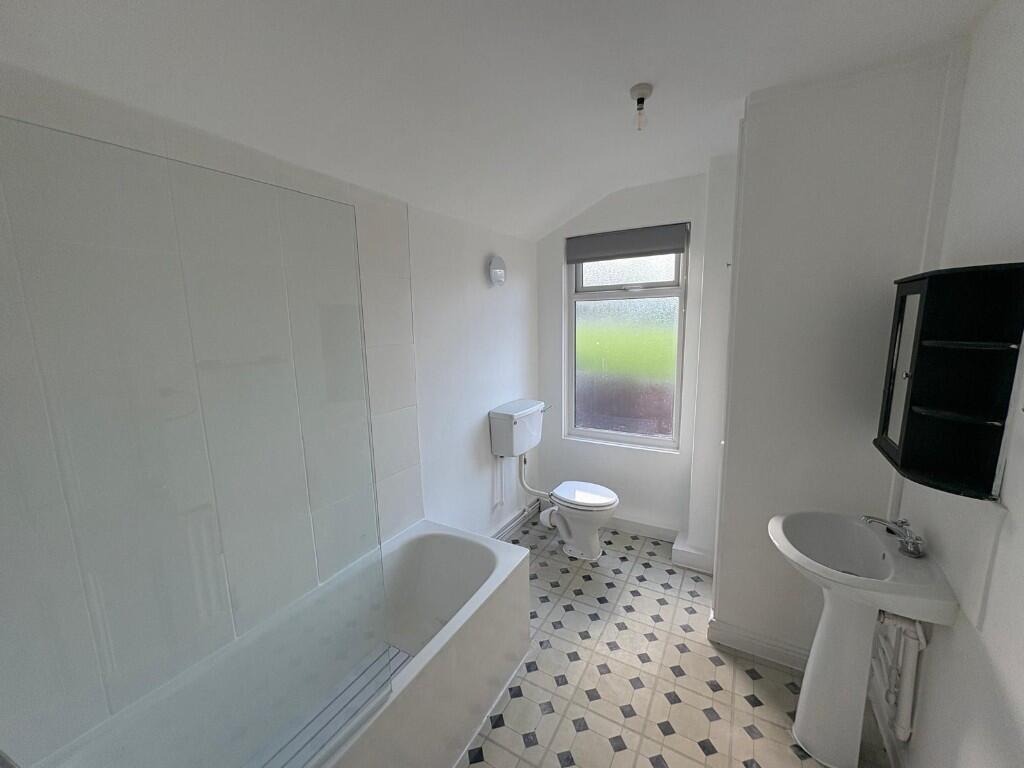 Bathroom (f)