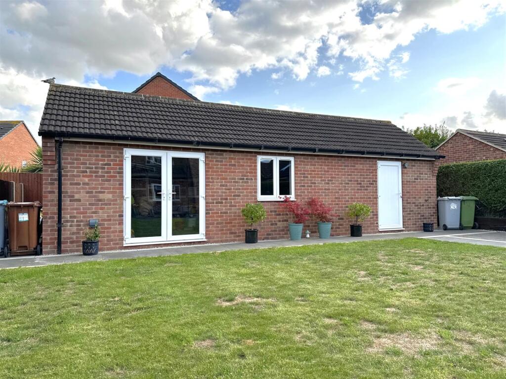 Substantial Detached Workshop/ Potential Annexe 30