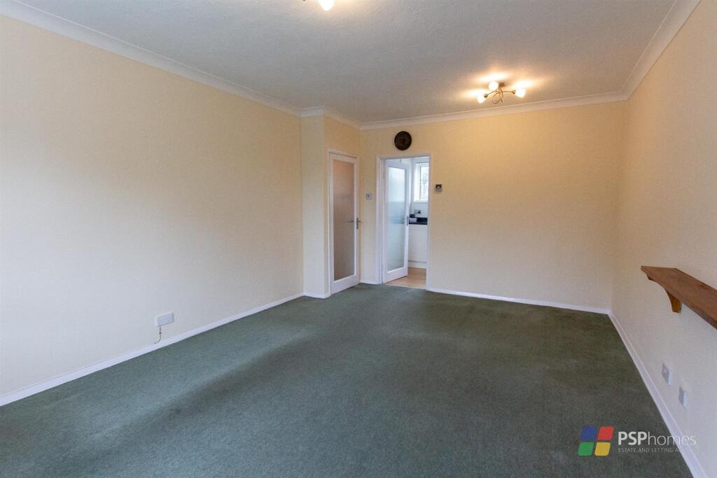 7 Queens Crt - lounge-1.jpg