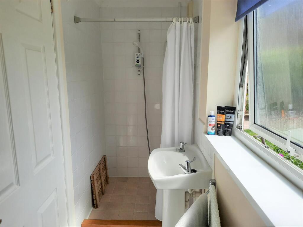 Annexe En-Suite Shower Room