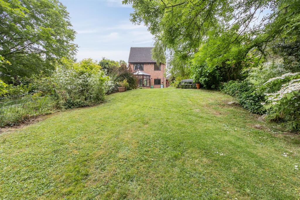 12 Manor House Close, Rugby (18).jpg