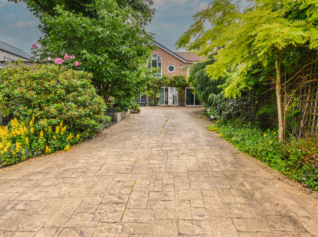 Driveway/ Front G...