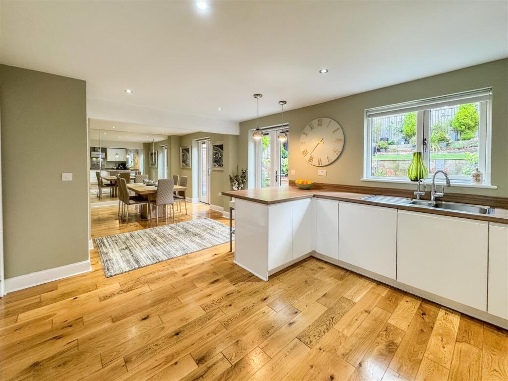 BREAKFASTING KITCHEN