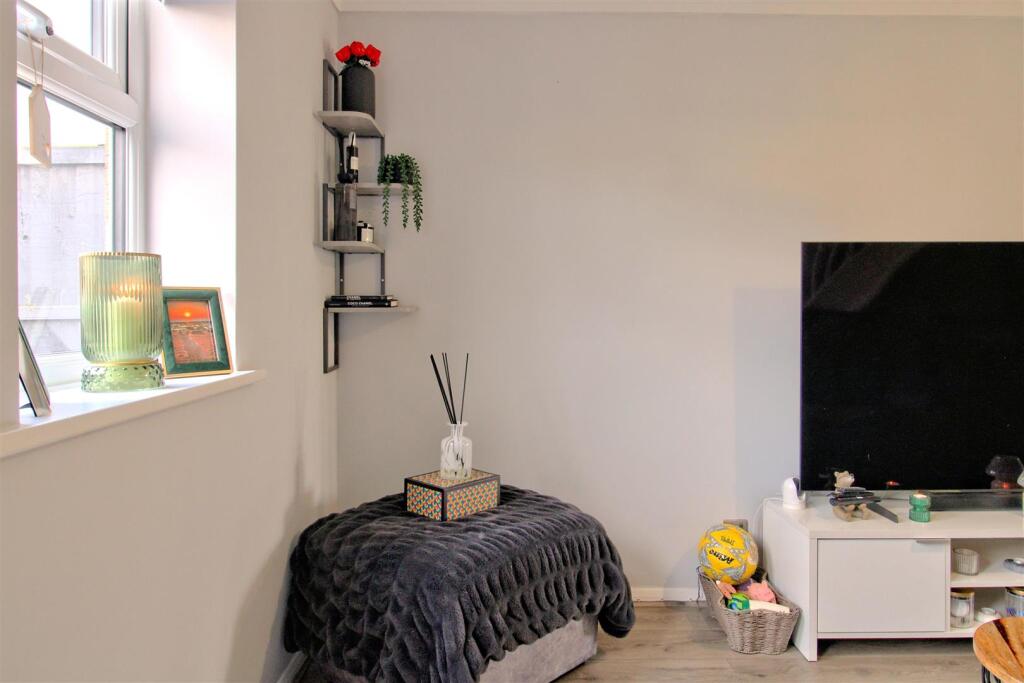 Lounge 1.jpg