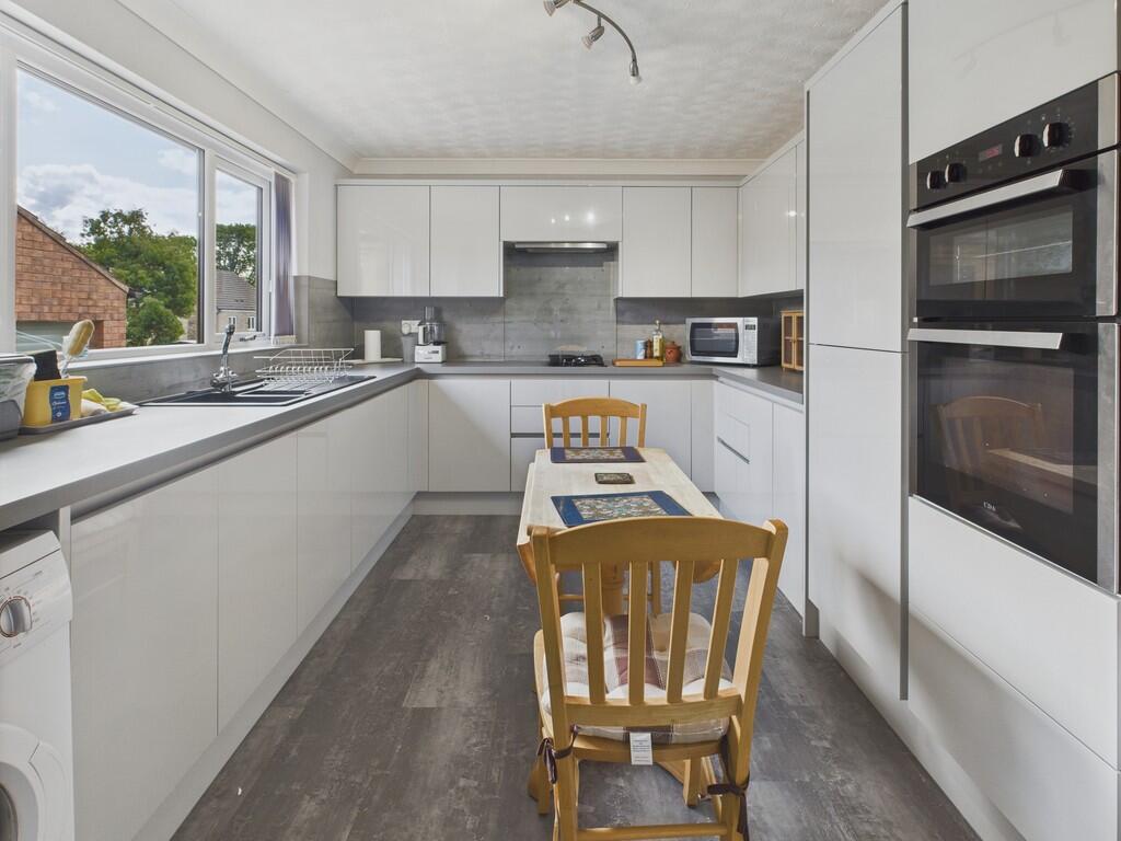 CAM04273G0-PR0136...