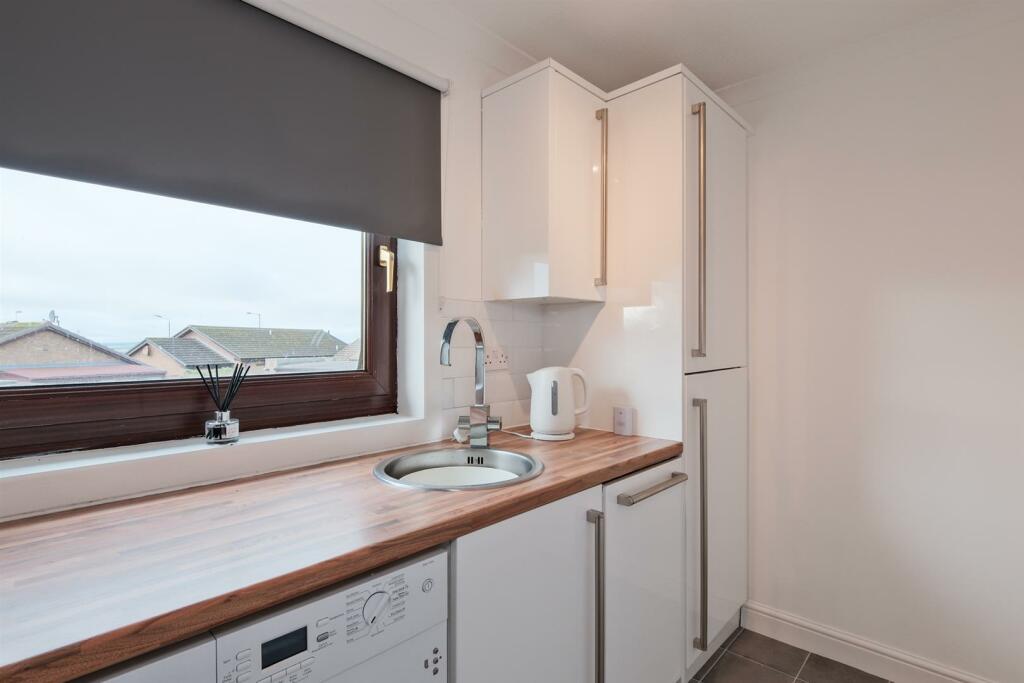 027-16 Hemmingen Court Carluke, ML8 5LX.jpg