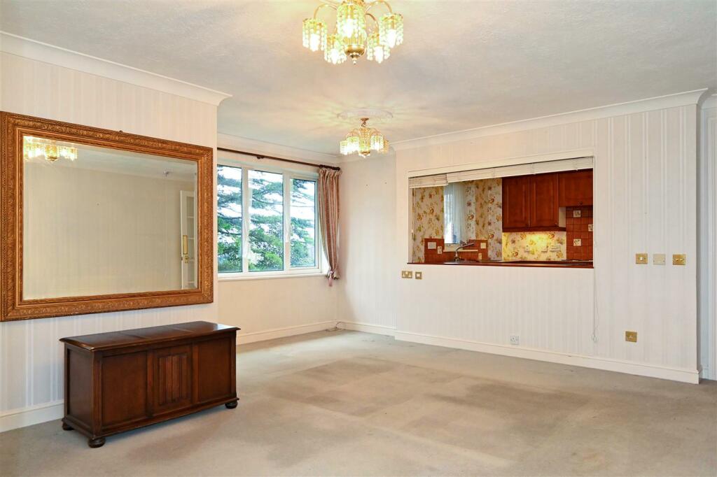 Sitting Room/Dining Room