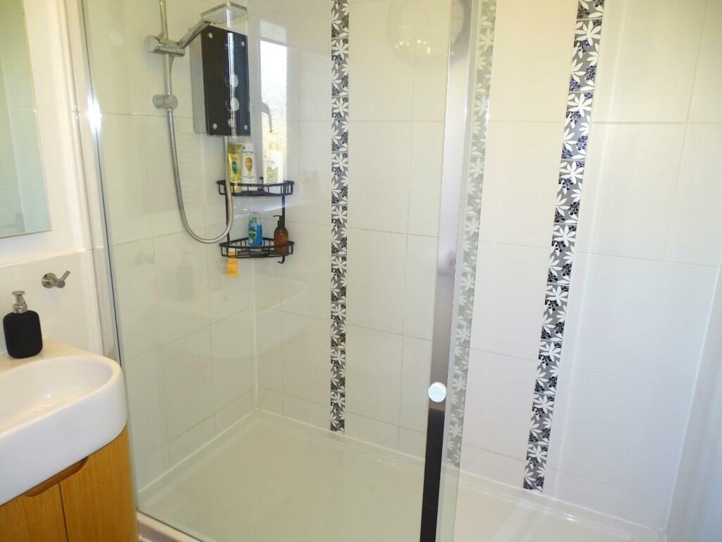 FAMILY SHOWER ROOM