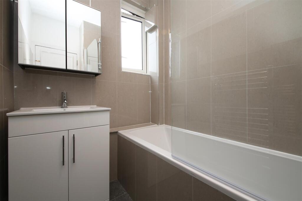 22 Robertson House bathroom.jpg