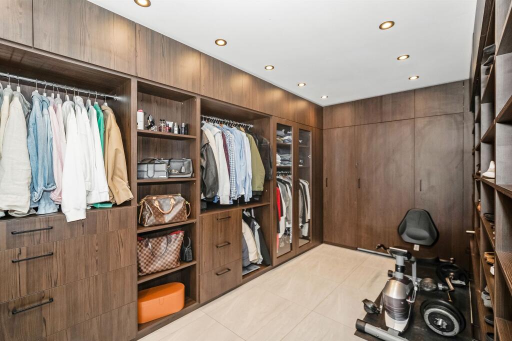 Walk-in Wardrobe