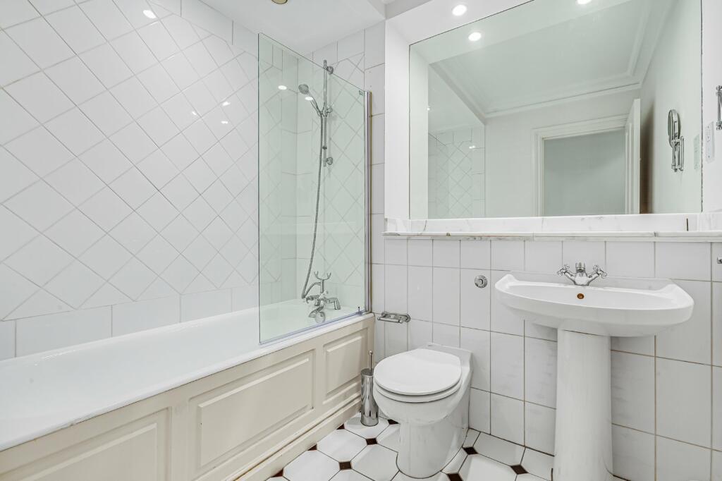 En-Suite Bathroom