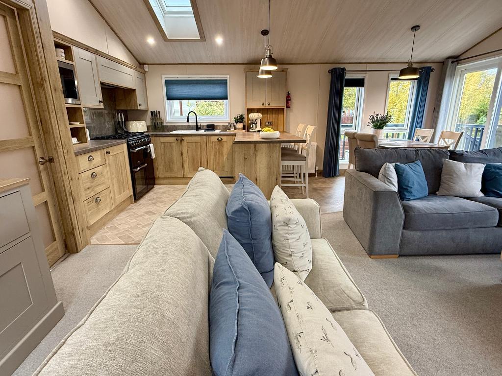 Fully fitted kitchen &amp; dining area