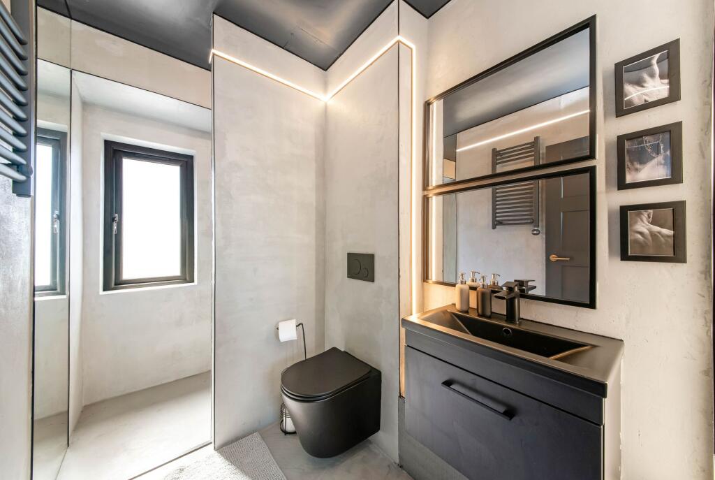 EN-SUITE SHOWER ROOM