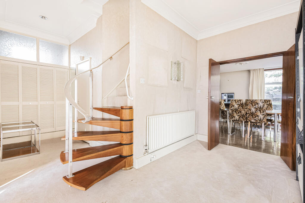 19 West Heath Gardens, Hampstead, London, NW3 7TR