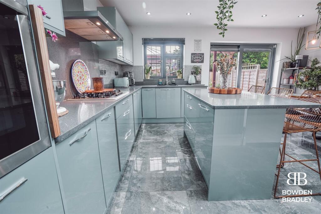 Kitchen (C).jpg