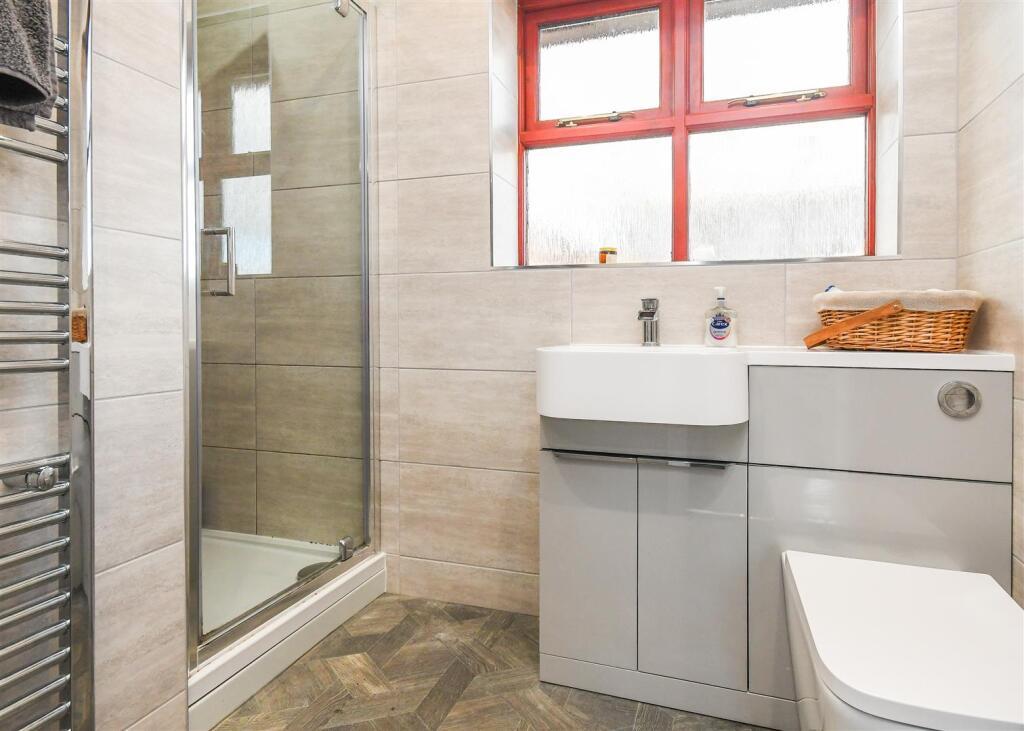 25 Old Farm Drive - En-Suite Shower Room.jpg