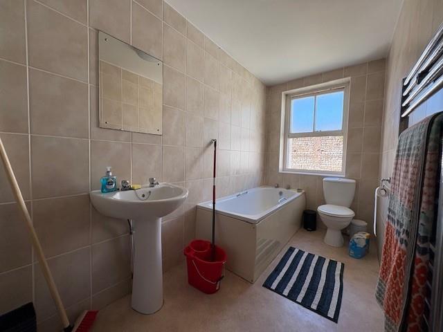 2, 9 ROCK STREET BATHROOM NEW.jpg